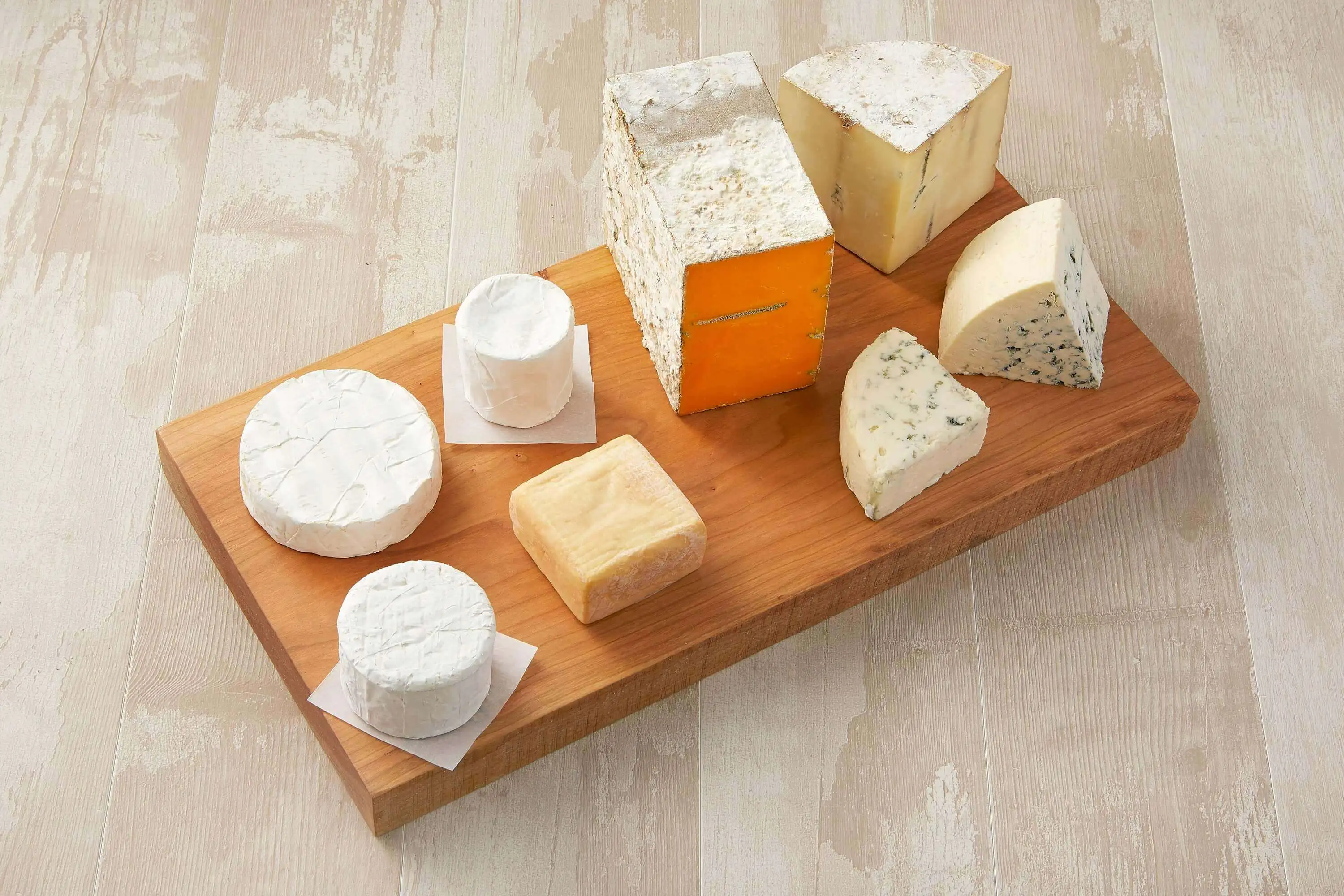 https://www.usdairy.com/optimize/getmedia/dfb38a7e-6e0a-4a08-8f8b-7a734103e0a1/ultimate-cheeseboard-2.jpg?format=webp